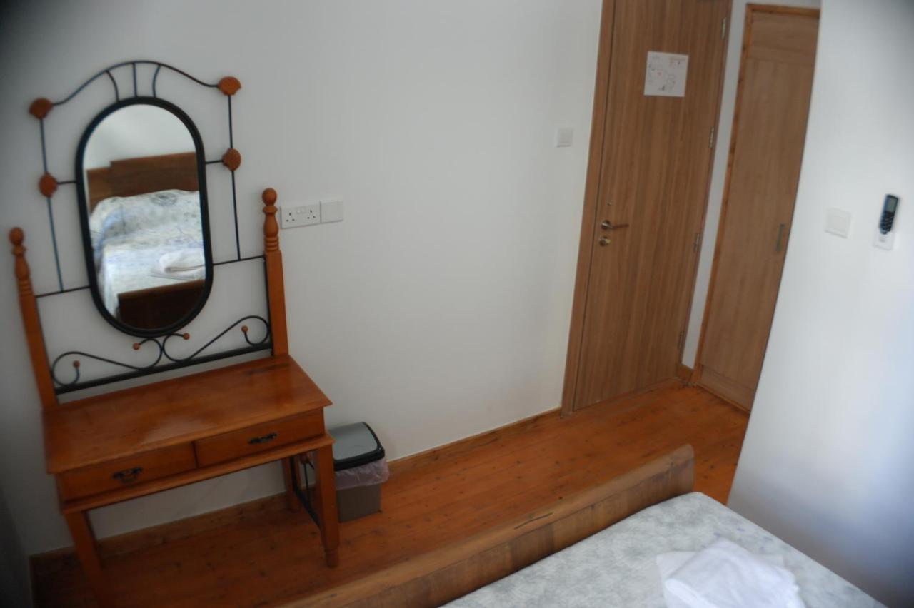 Harrys Inn Guesthouse Larnaca Exterior foto